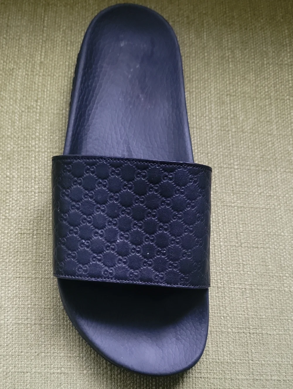 GUCCI Microguccissima Black LeatherMen's Slide Sandals with Embossed Pattern